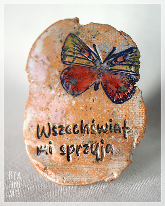 Ozdoby na ścianę Wszechświat mi sprzyja, afirmacja ceramiczna w ramce