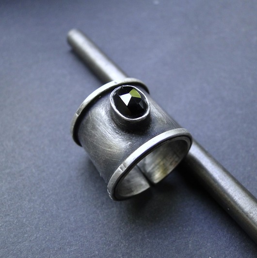 pierścionki srebrne Pierścień Szeroki ze spinelem