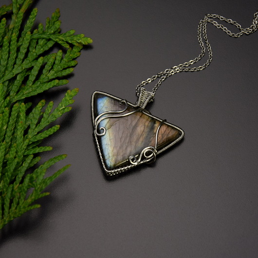 Wisiorek trójąt labradoryt wire wrapping Agata Rozanska