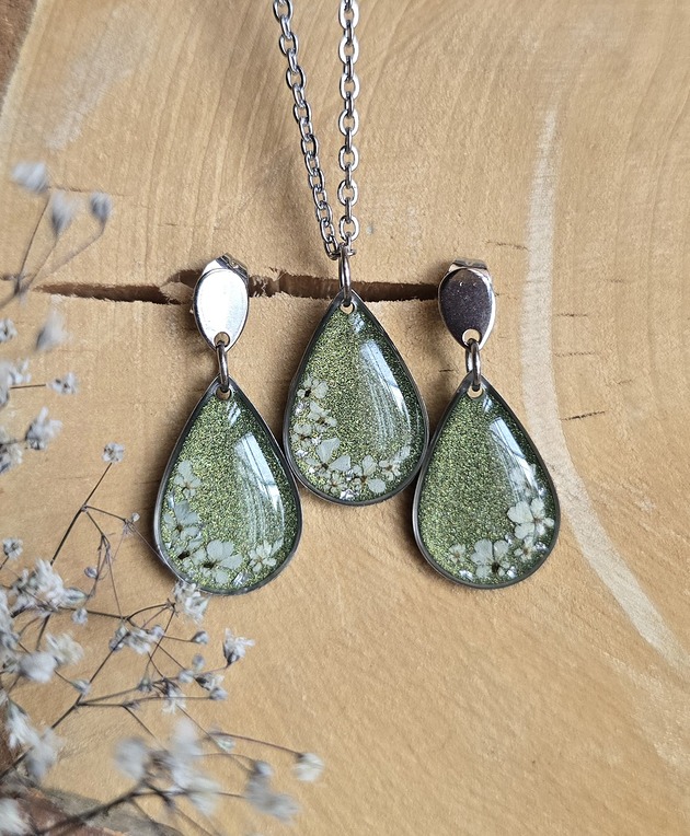 komplet biżuterii Komplet zawieszka i kolczyki srebrne z kwiatami zielony łezki