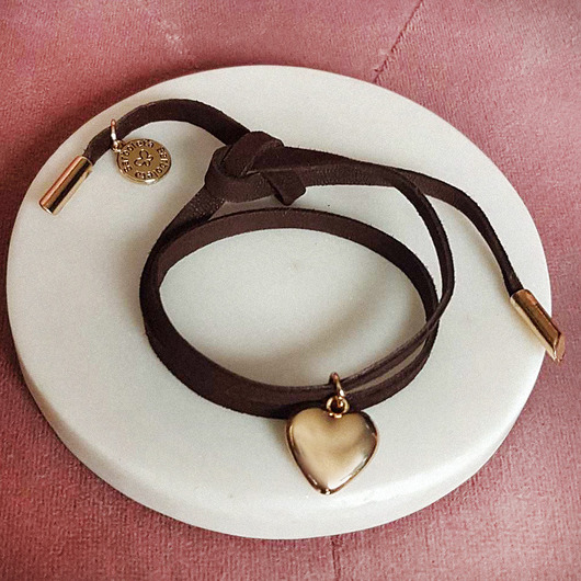 bransoletki skórzane Czekoladowa bransoletka zamszowa z sercem
