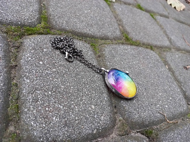 Teczowy owal - wisiorek po drugiej stronie lustra