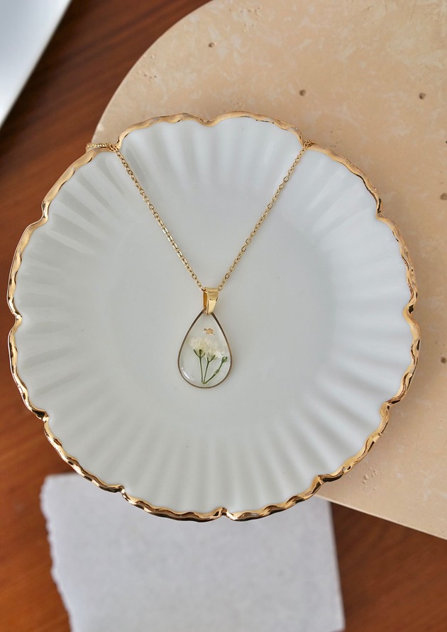 złote naszyjniki Naszyjnik z białą gipsówką