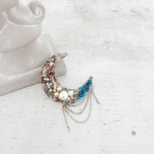 broszki Broszka KSIĘŻYC 2 ręcznie haftowana koraliki