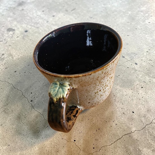 kubki Duży ceramiczny kubek z listkiem