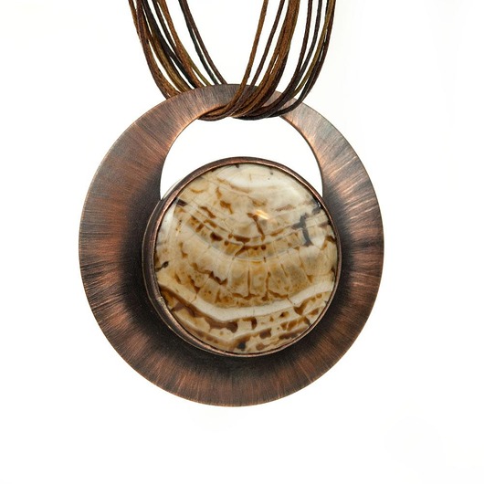 wisiory Miedziany naszyjnik z agatem w odcieniu cappuccino