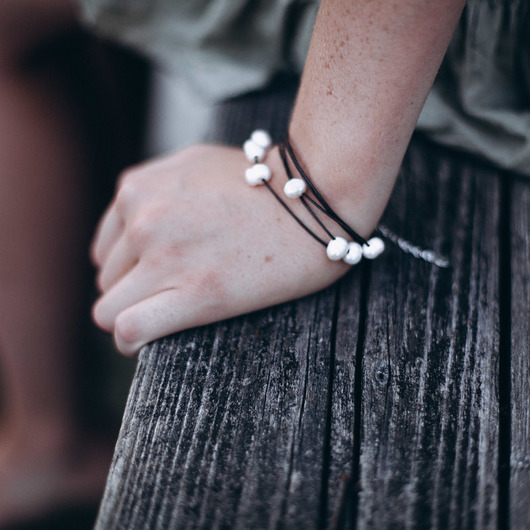 Bransoletka z rzemienia i pereł Natural - srebro MEIKA PEARLS
