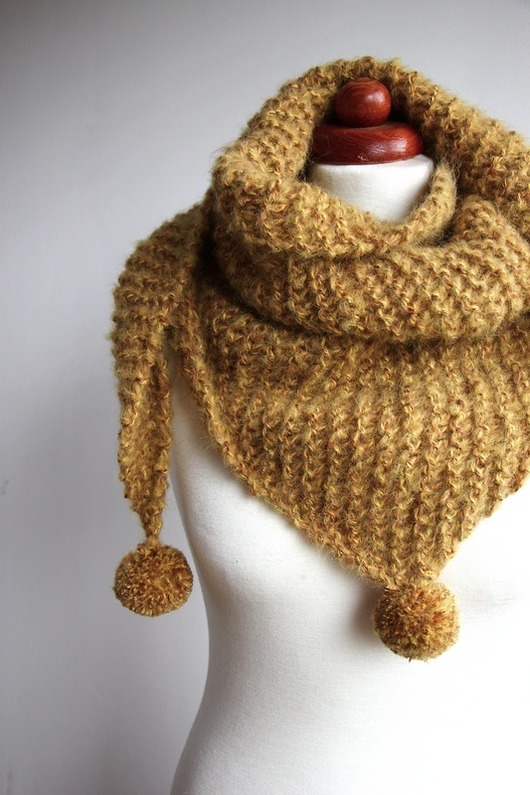 szale damskie Chusta miodowa z pomponami na drutach robiona