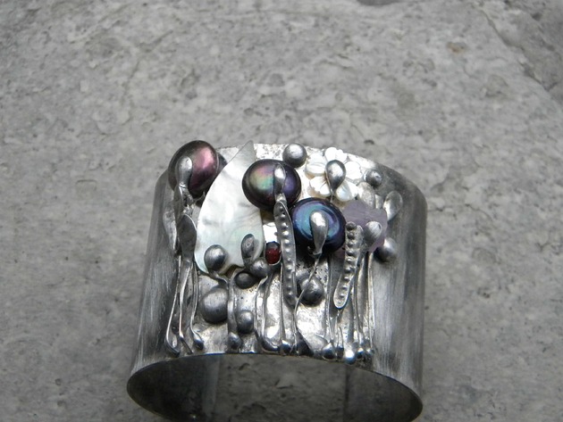 bransoletki wire wrapping Fioletowe perły  -  bransoleta mankiet CUFF