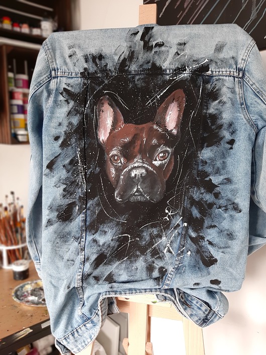 kurtki damskie Kurtka jeansowa malowana z Buldogiem Francuskim.