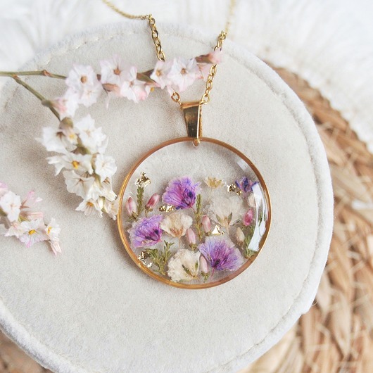 wisiory Naszyjnik z żywicy z kwiatami gipsówki