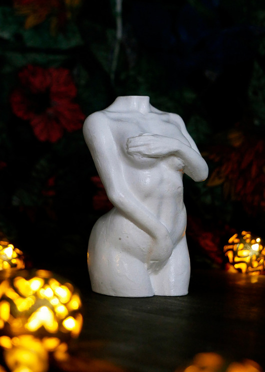 dodatki - różne Rzeźba z gipsu, figurka kobiety w bieli, wys. 8,5 cm