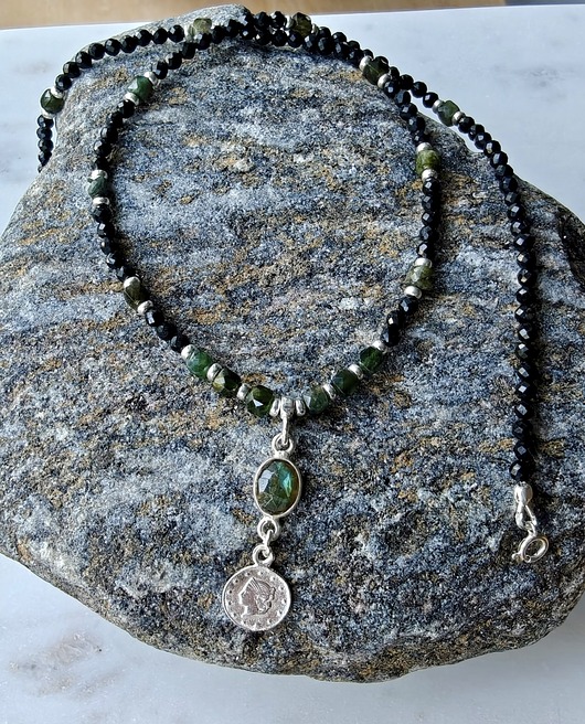 srebrne naszyjniki Nastrojowy naszyjnik z turmalinów z zawieszką, srebrny