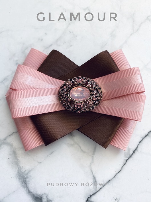 broszki Pudrowa Brosza z kolekcji Glamour z cudownym kryształem