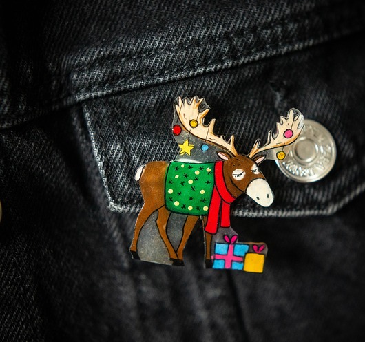broszki Zabawna  broszka ze świątecznym łosiem Bogdanem