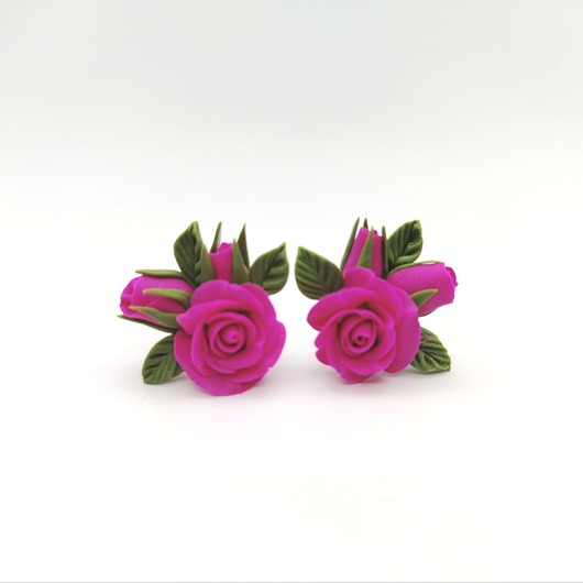 kolczyki z masy plastycznej Kolczyki sztyfty z różowymi różami, pączkami i listkami, ręcznie robione