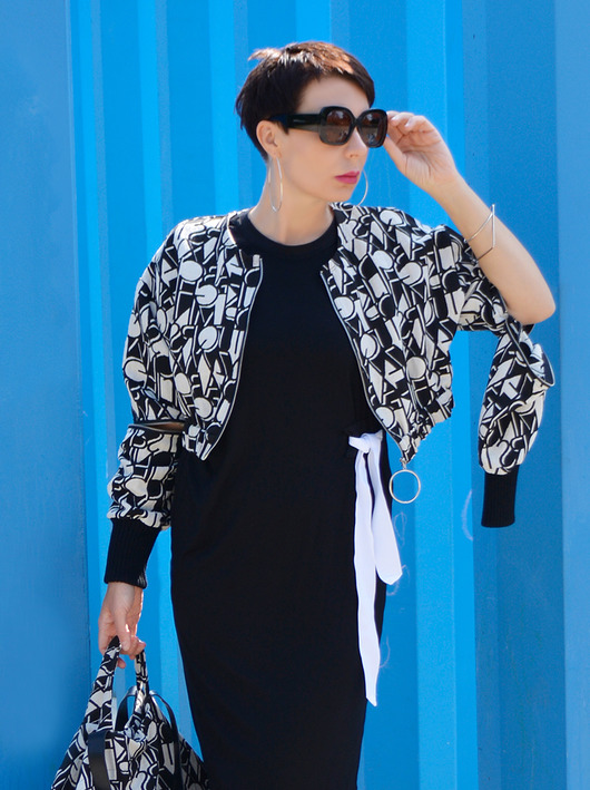 KRÓTKA KURTECZKA Bluza  LITERY momo fashion