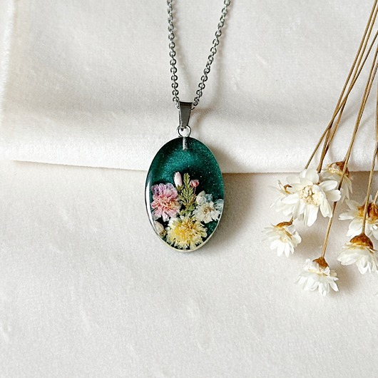 naszyjniki - inne Zielony naszyjnik z kwiatami