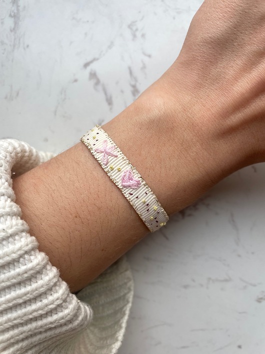 bransoletki na sznurku Haftowana bransoletka LOVE