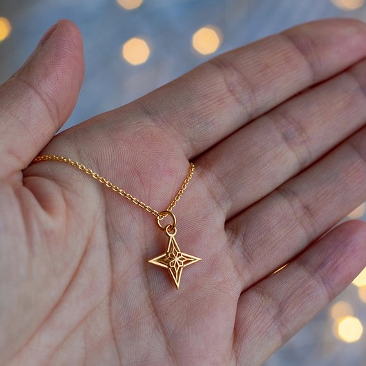 wisiory Pozłacany wisiorek z różą wiatrów