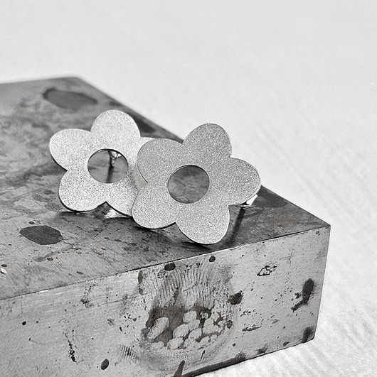 kolczyki pozłacane Kolczyki sztyfty srebrne satynowane Kwiatki niezapominajki