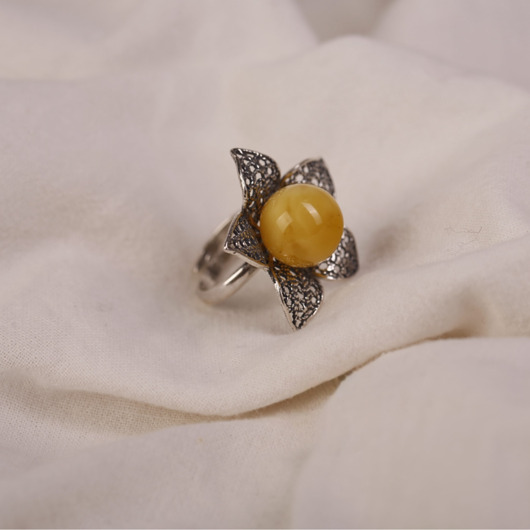 pierścionki srebrne Pierścionek srebrny kwiat z bursztynową kulką