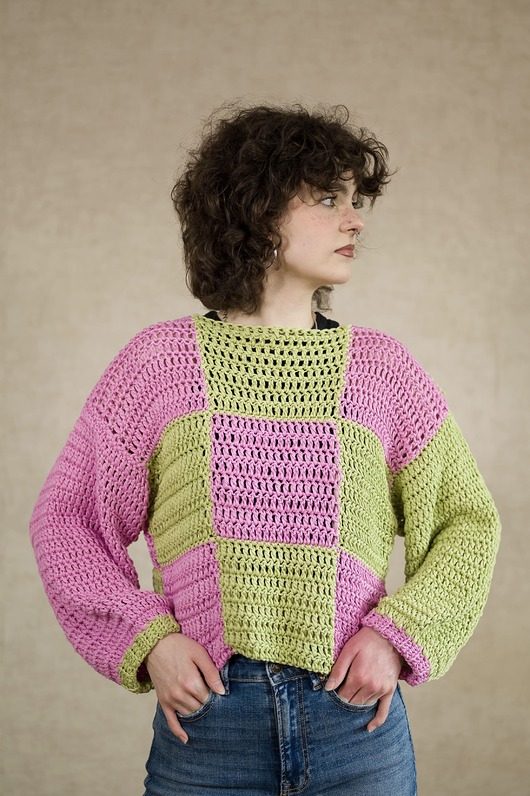swetry damskie Całoroczny sweter oversize w kratę róż zieleń - bawełna organiczna