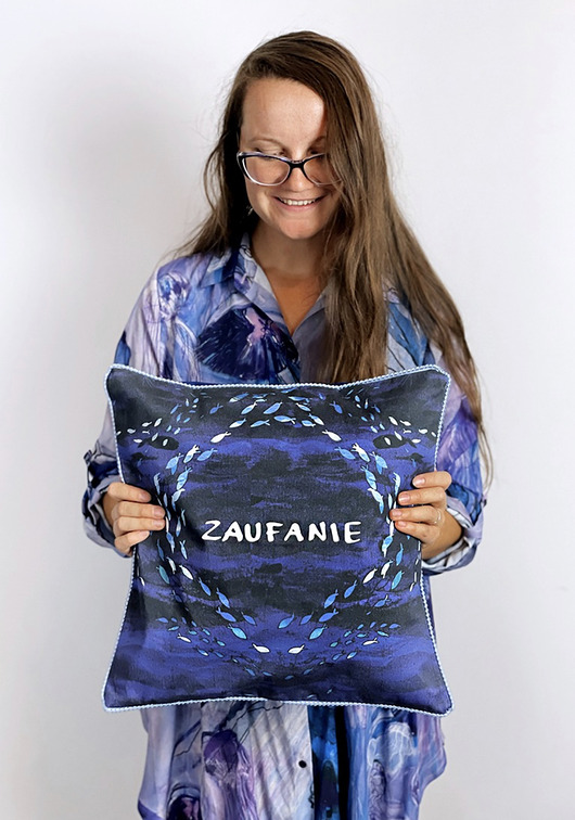 poduszki, poszewki - różne PODUSZKA dekoracyjna w autorski wzór morski RYBKI w oceanie zaufania