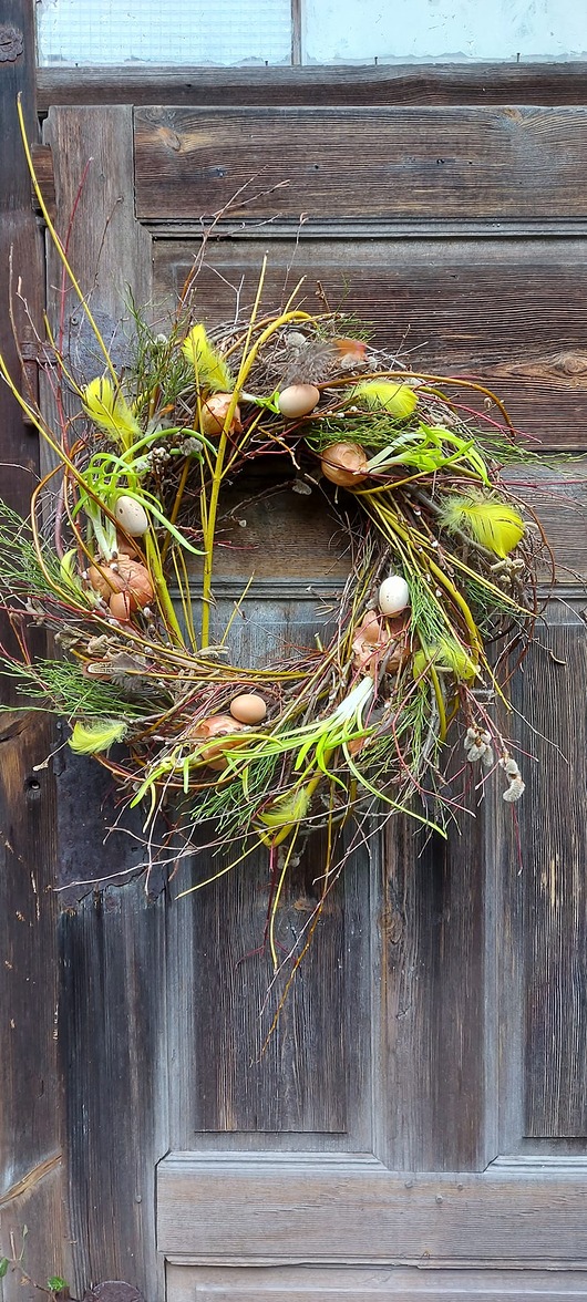 wianki wielkanocne Wiosenny wianek na drzwi lub stół