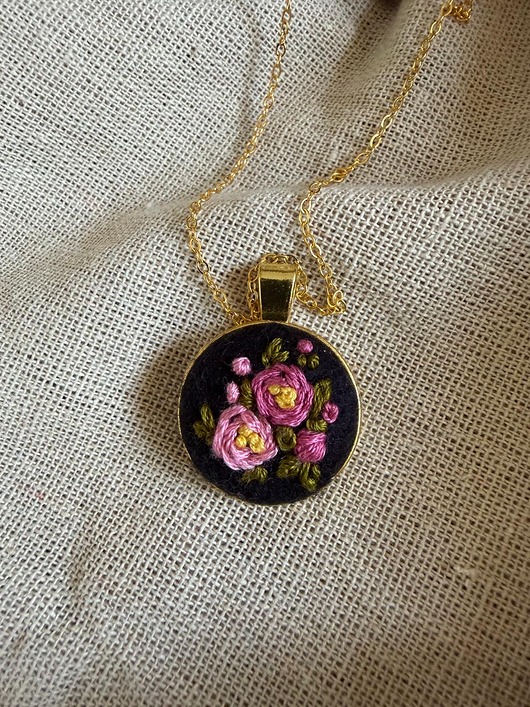 złote naszyjniki Ręcznie wyszywany naszyjnik "Bukiet róż"