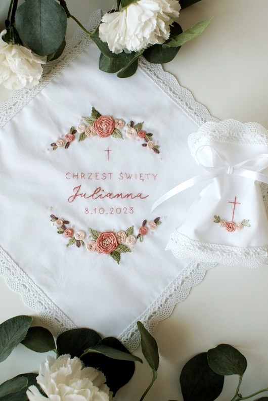 szatki, ubranie na chrzest Szatka na Chrzest Święty z imieniem dziecka - haft ręczny kwiatowy wzór