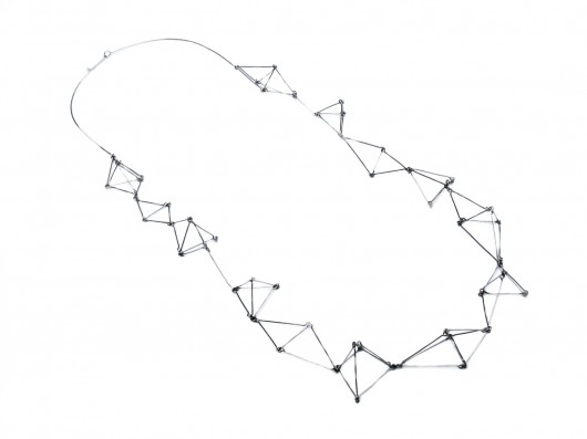 Długi geometryczny naszyjnik Futuristika stalowy mosko