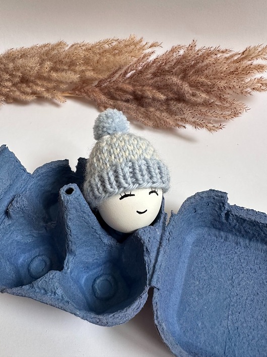 ozdoby wielkanocne Czapeczka z pomponem  na jajka wielkanocne  - 1 szt.