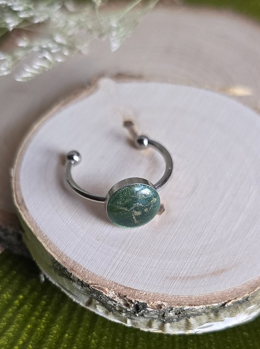 pierścionek z żywicy Pierścionek z zielonym oczkiem dużym