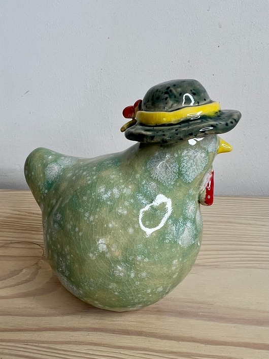 figurki i rzeźby Kurka ceramiczna w kapeluszu