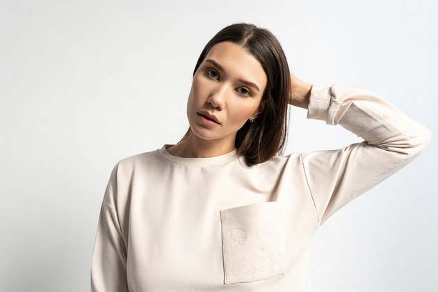 bluza bez kaptura damska Bluza z haftem Amsterdam perłowa