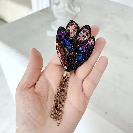 broszki Broszka KWIAT 8 ręcznie haftowana przypinka z koralikami