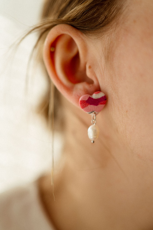 kolczyki z masy plastycznej Wiszące SERCA z perłą