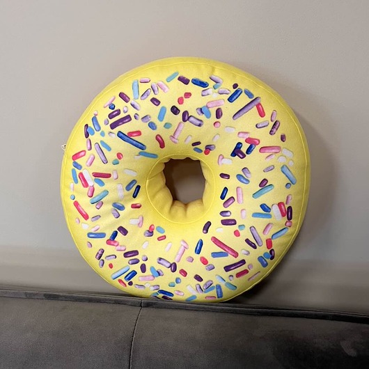 poduszki z grafiką Poduszka Pączek Mały Donut Żółty Z Posypką