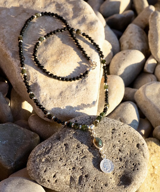 srebrne naszyjniki Nastrojowy naszyjnik z turmalinów z zawieszką, srebrny