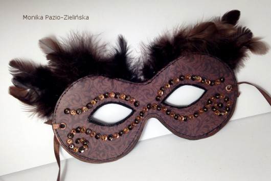 Maska karnawałowa brązowa z piórami Monika Pazio-Zielińska