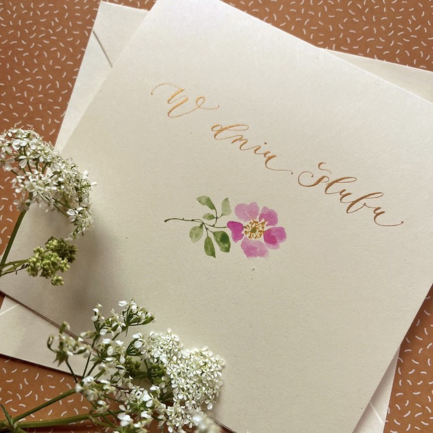 kartki scrapbooking Kartka ślubna ręcznie malowana i kaligrafowana z dziką różą