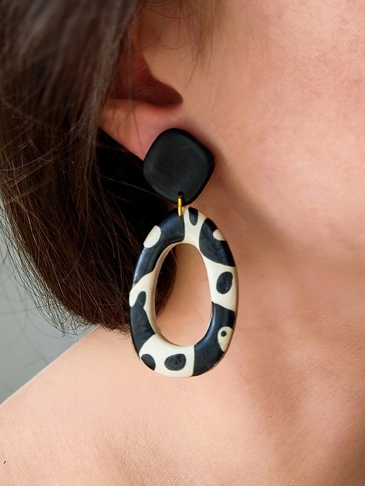 kolczyki z masy plastycznej Artystyczne kolczyki abstrakcyjne w beżowo czarnej kolorystyce