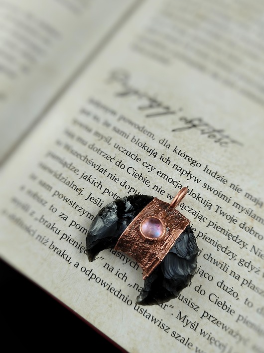 wisiory Wisior miedziany lunula obsydian moonstone VII