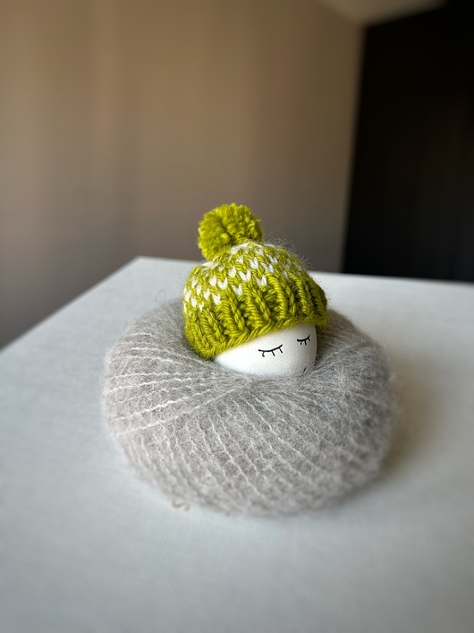 ozdoby wielkanocne Czapeczka z pomponem  na jajka wielkanocne  - 1 szt.