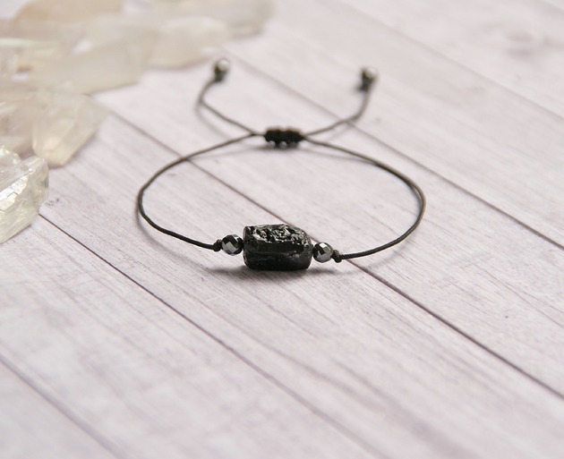 bransoletki z kamieni naturalnych Ochronna bransoletka - czarny turmalin - czarny sznurek