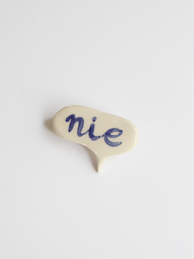 broszki Broszka ceramiczna z napisem NIE