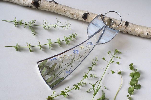 Chrzest - inne Duży anioł witrażowy z niezapominajkami