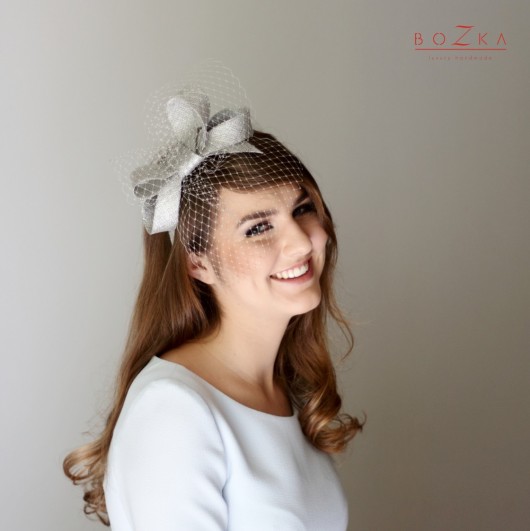 fascynatory Srebrna kokarda na głowę z woalką