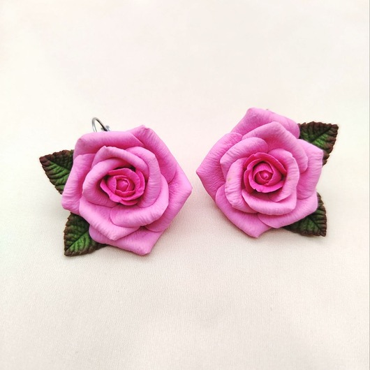 kolczyki z masy plastycznej Kolczyki różowe róże handmade z gliny polimerowej stal